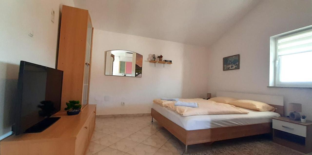Apartments Hajl Krk Town Exterior photo